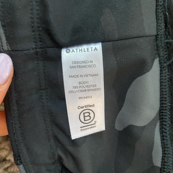 athleta, size xs leggings, most likely 7/8 !! side pockets with zippers !! - Picture 2 of 4